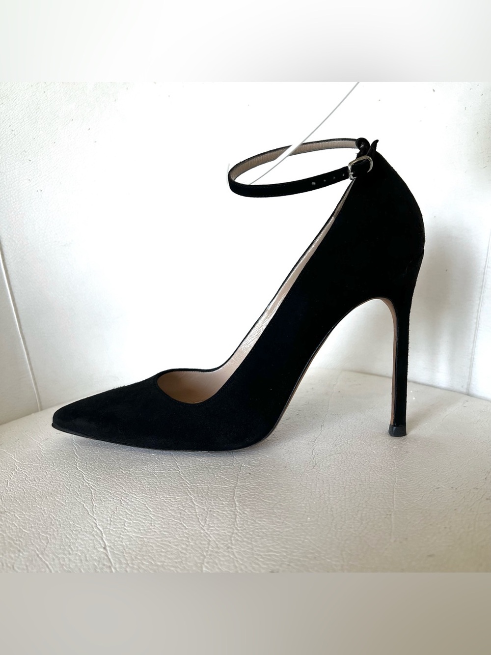 | ◣ - - ◢ |

Manolo Blahnik Black Suede Pumps